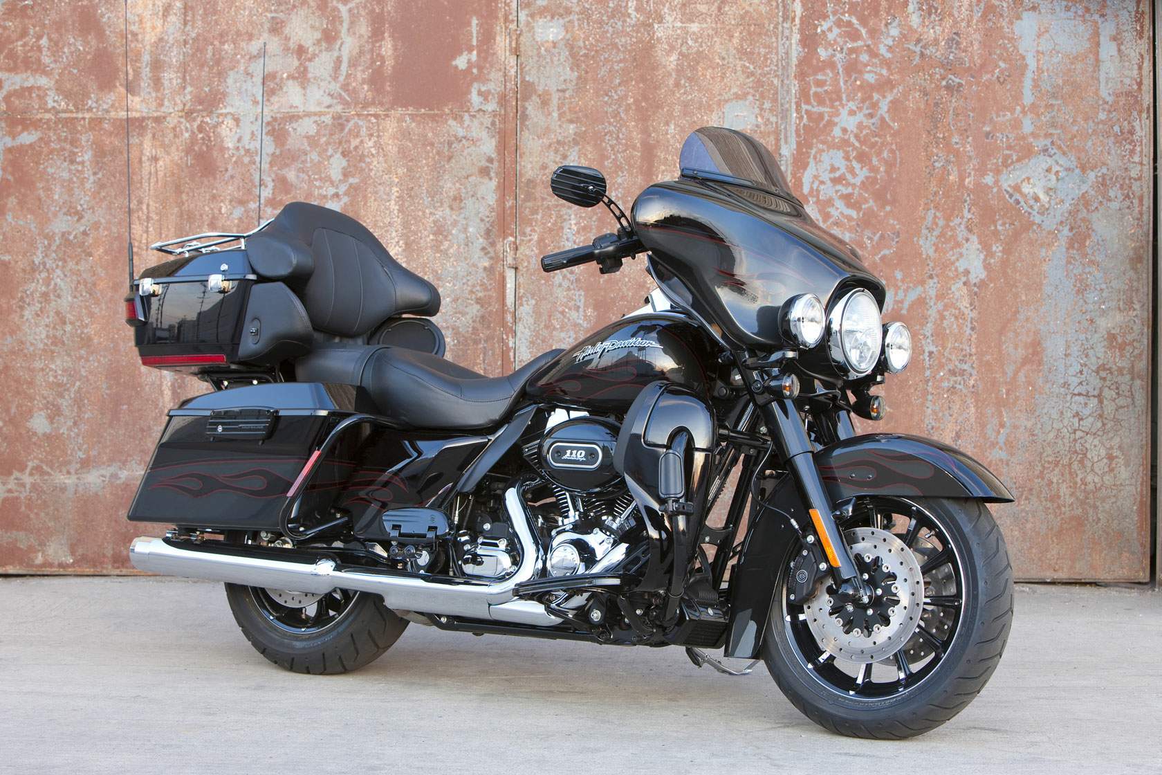 Harley Davidson
    
    FLHTCU SE5 Electric Glide Ultra Classic CVO Dark 
Limited Edition For Sale Specifications, Price and Images
