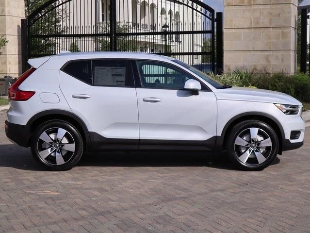  2020 Volvo XC40 T5 Momentum