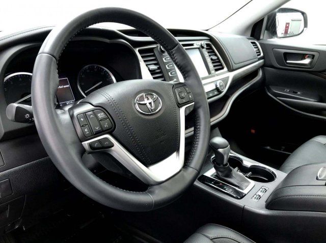 2019 Volkswagen Atlas 3.6L V6 SE w/Technology For Sale Specifications, Price and Images